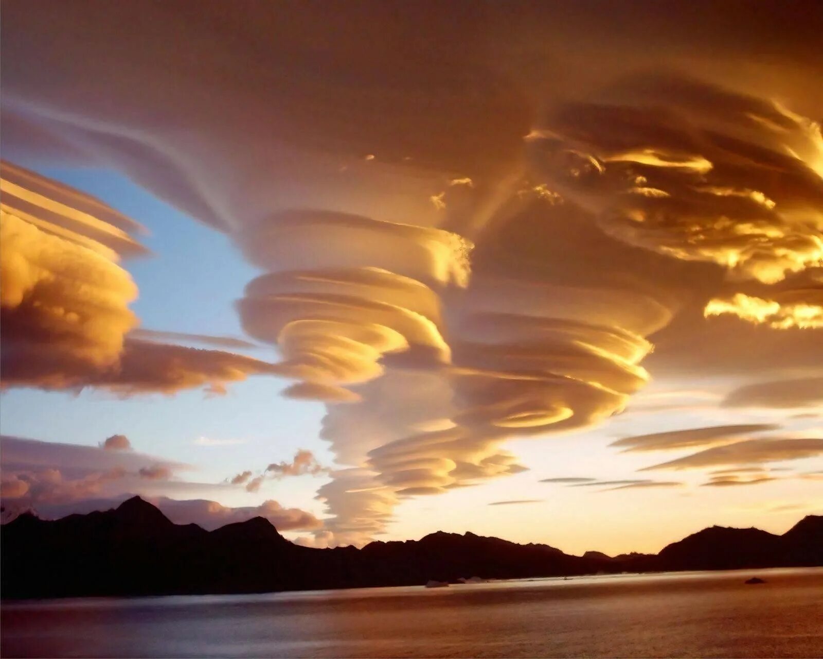 Невероятное небо. Природные явления лентикулярные облака. Линзовидные облака. Двояковыпуклые облака явление природы. Лентикулярные (линзовидные) облака.