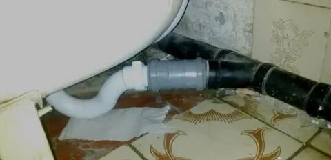 Как установить трубы под ванной