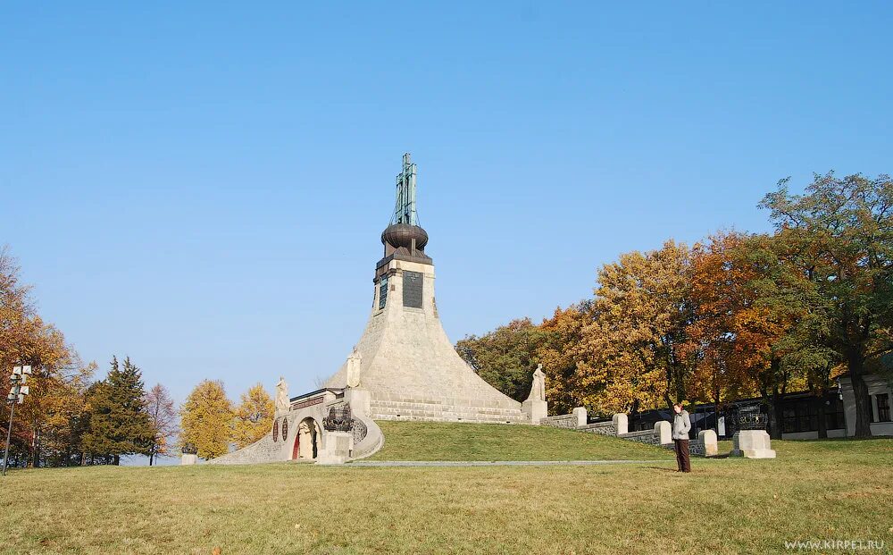 Дуб аустерлица. Аустерлиц мемориал. Аустерлиц памятник.