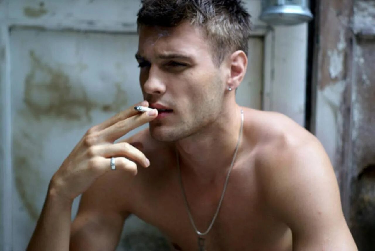 Высокий парень с девушкой. Роберт паттинсон пьяный. Дин винчестер топлесс. Было мало парней. Сарбитов александр.