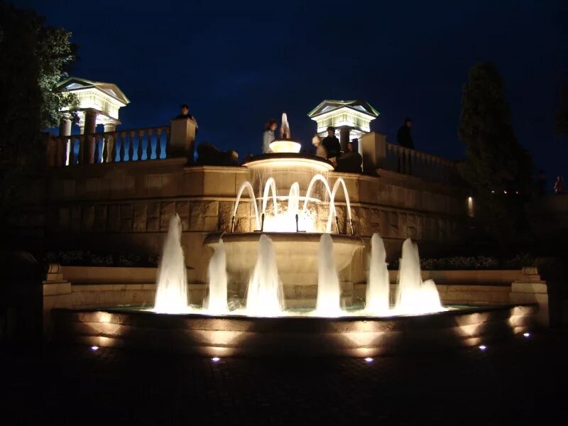 курортный парк ессентуки ночью. ессентуки ночью фото. парк пятигорск ночью. ночной ессентуки. ессентуки парк виктория ночью.