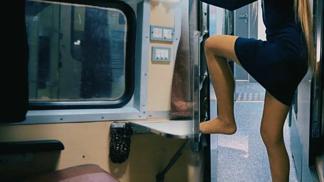 Верхняя боковая полка ржд 2022. Полка поезд уступить. Пассажиры верхних полок российских поездов. Полка поезд уступить. Купе в поезде верхняя полка.