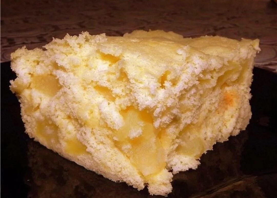 Шарлотка в микроволновке за 5. Пирог в микроволновке из яблок. Яблочный пирог в микроволновке. Пьяный яблочный пирог. Как сделать вкусный яблочный пирог в микроволновке.