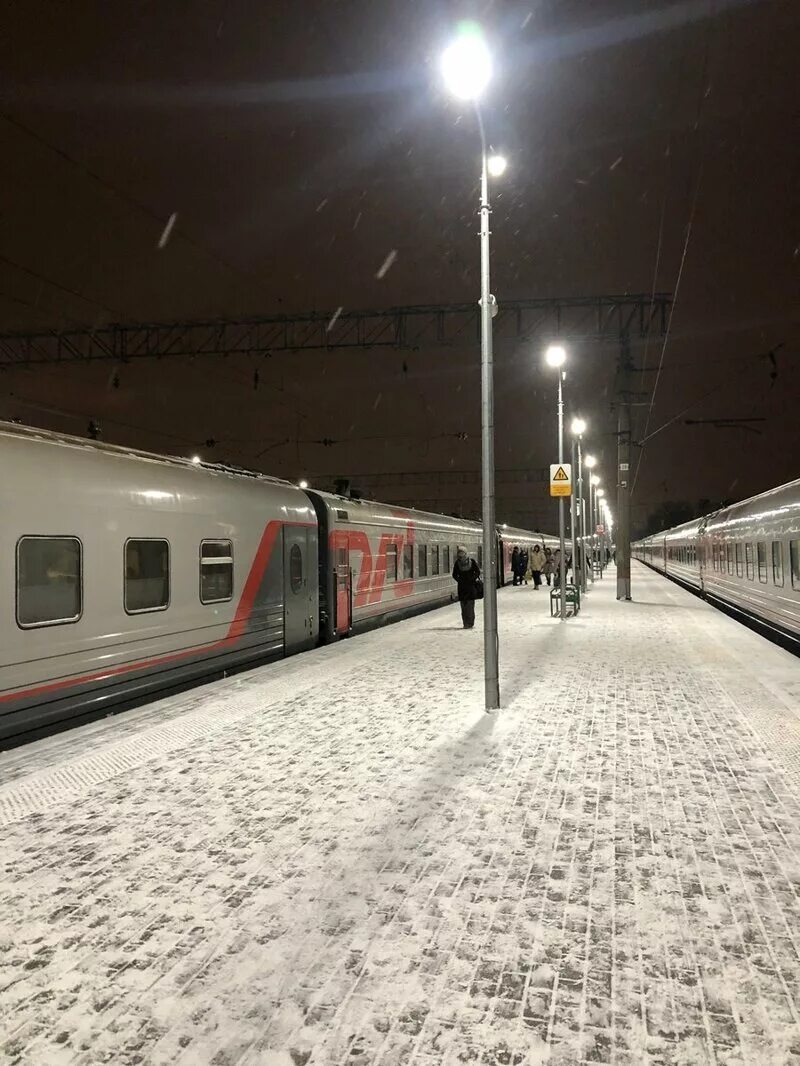 Поезд москва санкт петербург новый 2 часа. Поезд ночью. Поезд ночью зимой. Российские поезда. Вокзал ночью зимой.