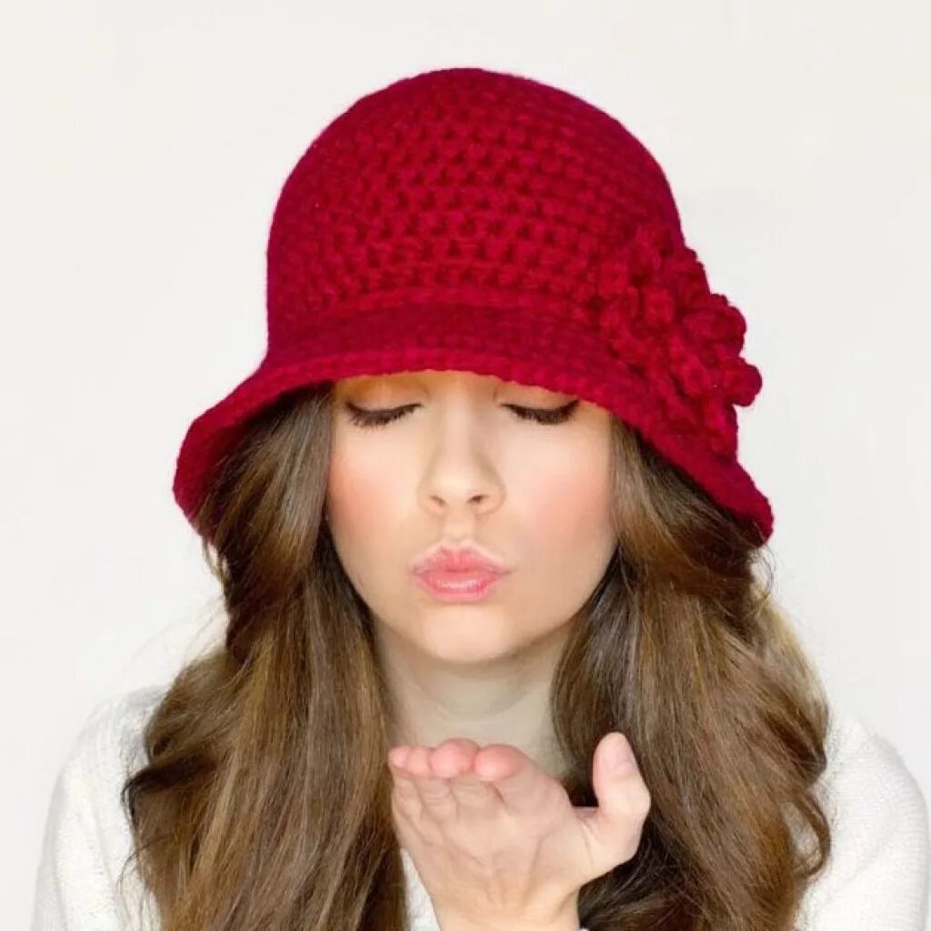 Стильные вязаные шляпки. Вязаные шляпки. Вязаные шляпы для женщин. Вязаные шляпки. Шляпка спицами для женщин.