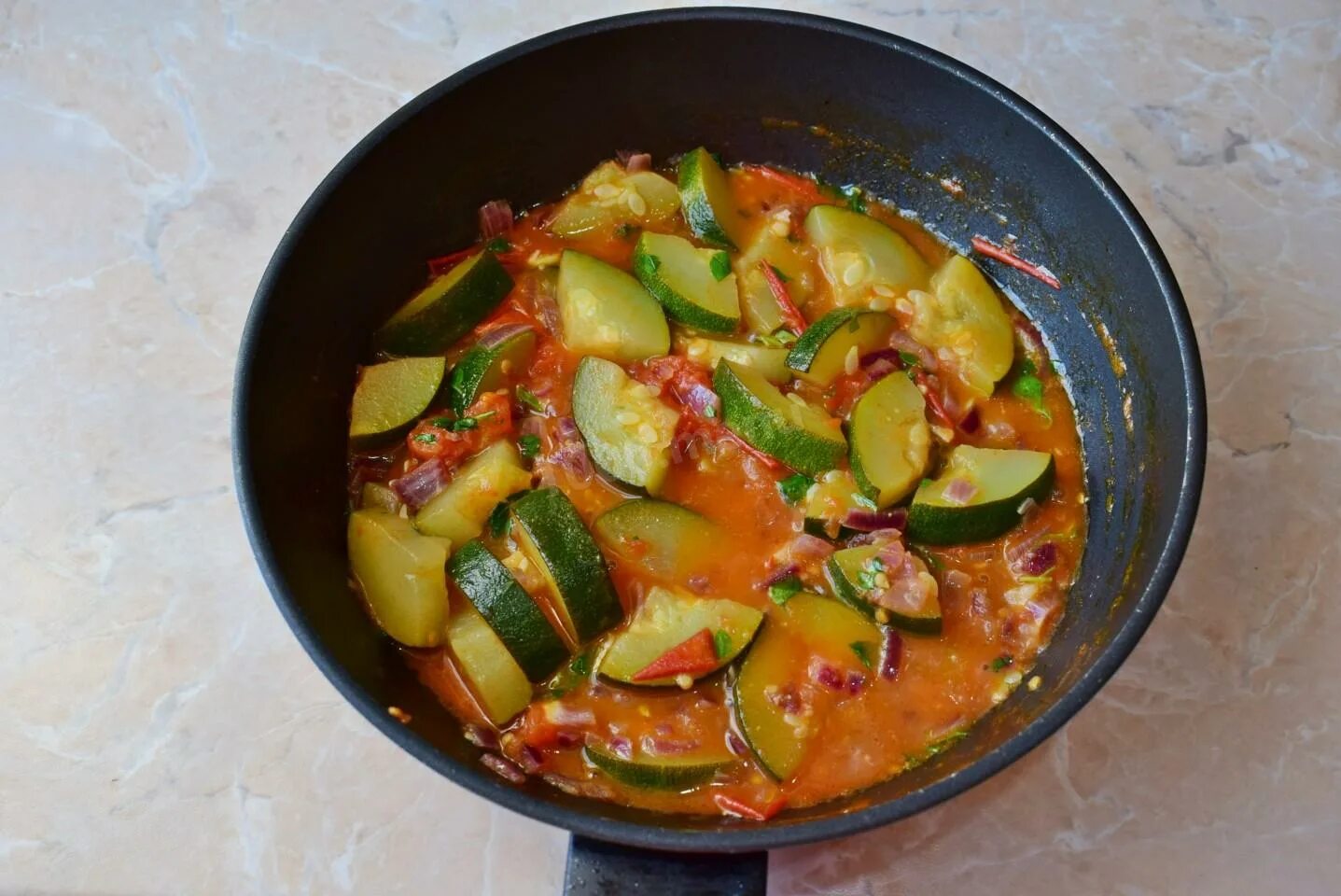 Потушить кабачки на сковороде фото