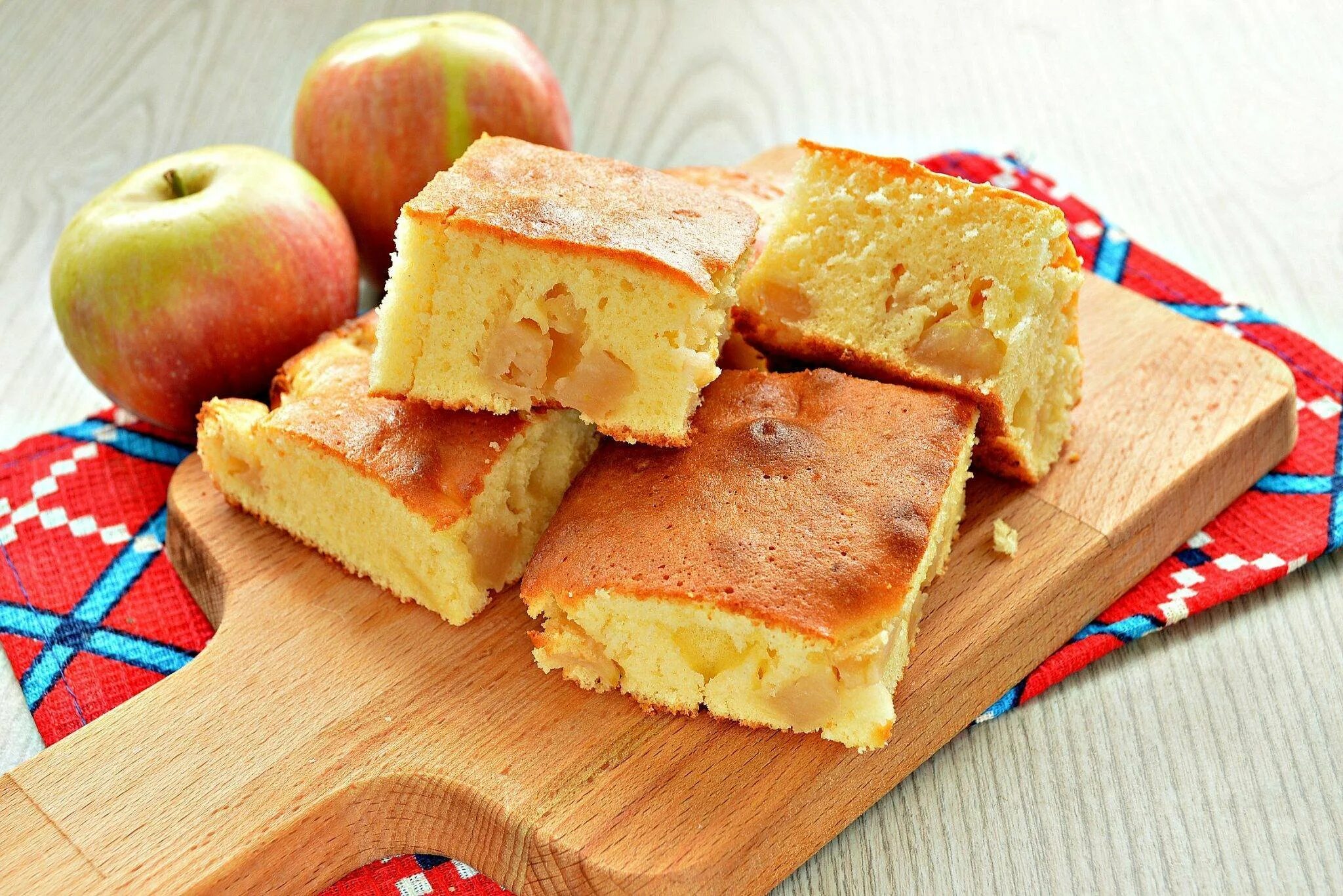 Выпечка с изюмом. Шарлотка с творогом и яблоками. Пирог с творогом и яблоками. Пирог вишневый шик. Пирожное шарлотка.