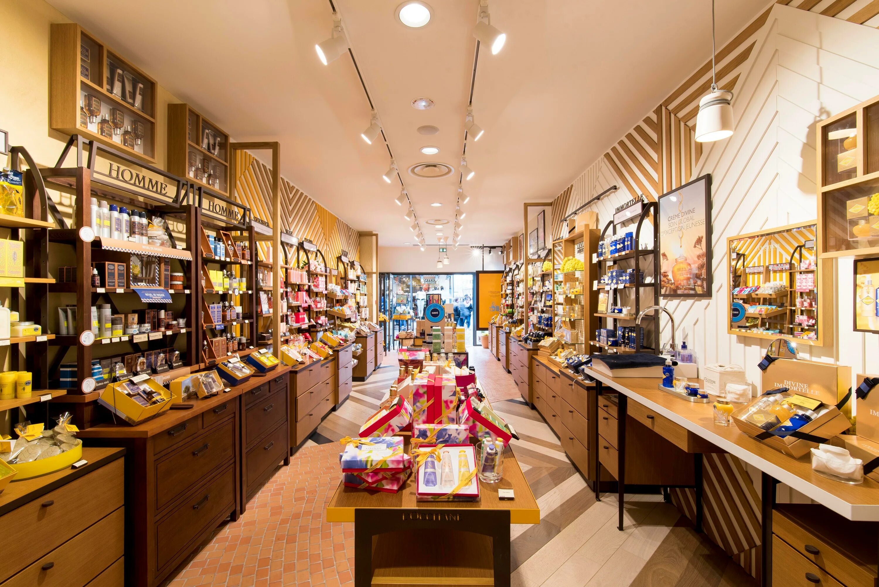 Магазин французской косметики. Косметика франция l'occitane. Французский парфюмерный бутик. Магазин французской косметики. Косметика франция l'occitane.