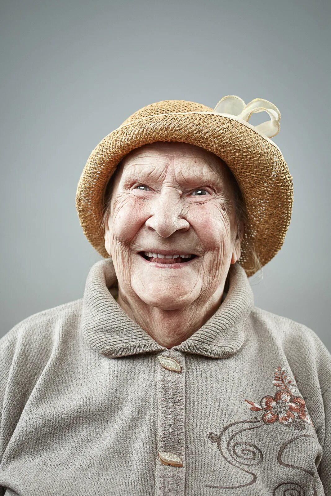 Пожилые люди. Старый человек. Лицо бабушки. Старое лицо. Название старых людей