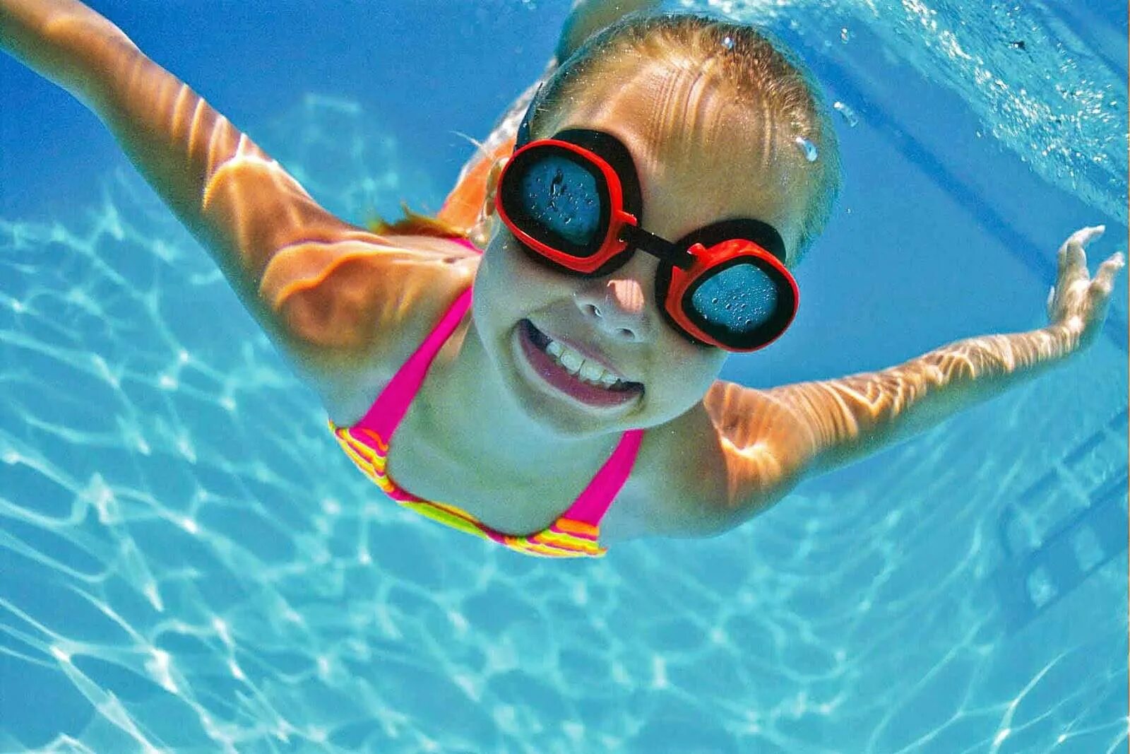 Плавание. Плавание (спорт). Плавание в бассейне. Дети в бассейне. Можно плавать в линзах