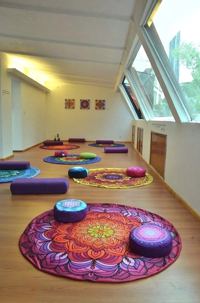Комната для медитации. Комната для медитации в доме. Комната для йоги. Пространство для медитации.
