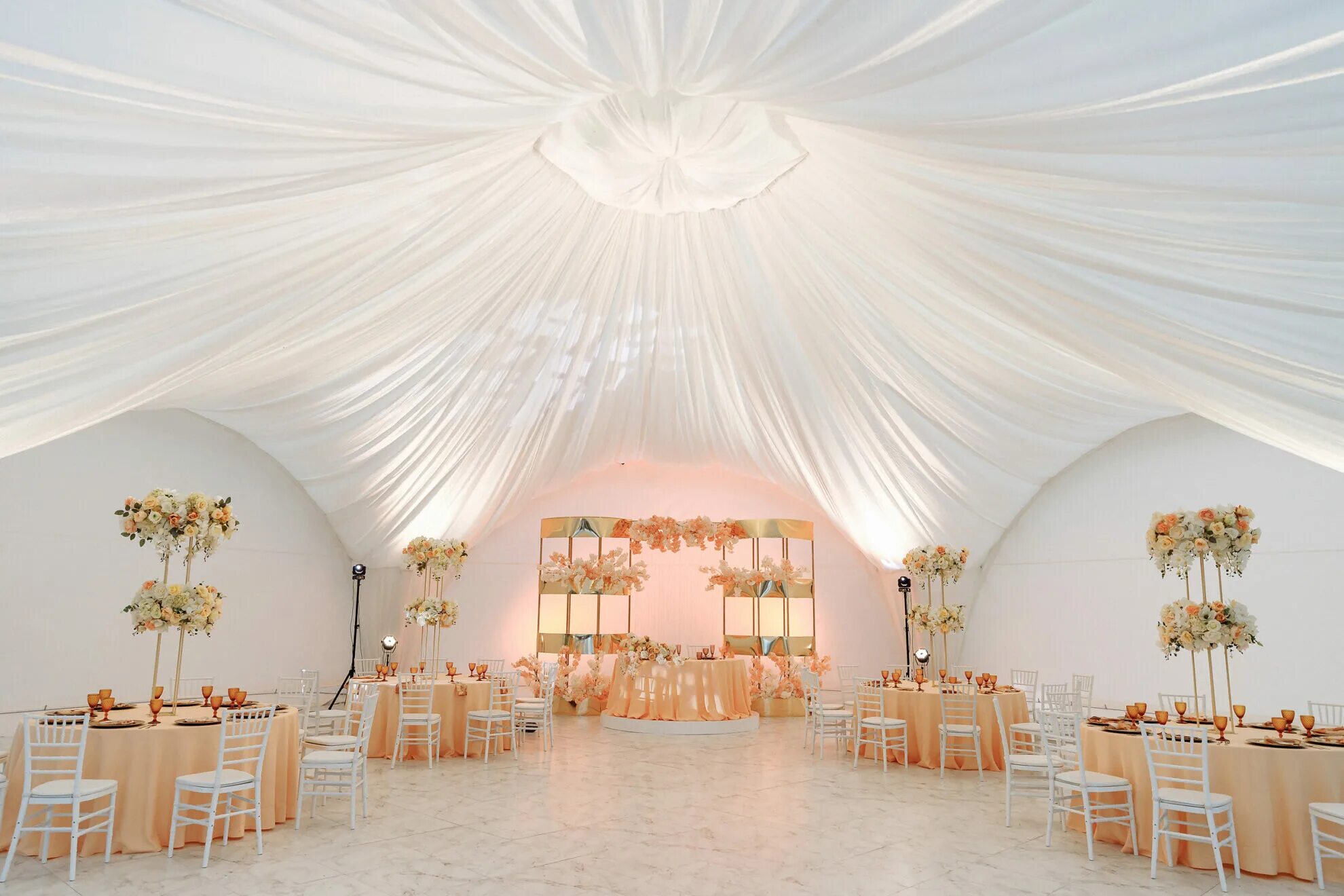 Свадебные залы аренда. Усадьба суханово веранда. Шатер парадайз в репино. Вознесенский проспект банкетный зал le glamour. Свадебные залы аренда.