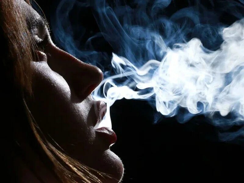 Девушка в дыму. Сигаретный дым. Выдыхает дым. Выдыхает сигаретный дым. Вместе с дымом сигарет