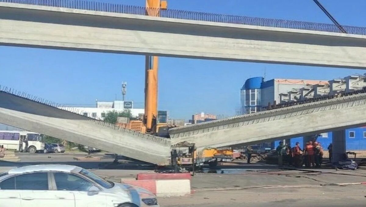 Какой мост разрушился. 25.06.2022 Мост Симферопольское шоссе. На Симферопольском шоссе обрушился мост. Упала балка моста в Москве. Мост через реку Ока Симферопольское шоссе.