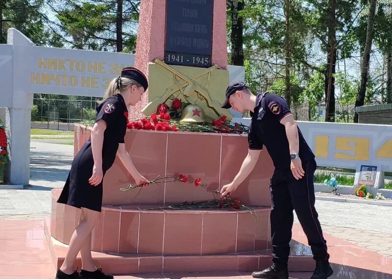 22 Июня день памяти и скорби возложение цветов. Возложение цветов к памятнику погибшим в Великой Отечественной войне. Коркино полиция мемориал. Возлодение цветовчистополь, лень памяти и скорби. Мурманск 22 июня