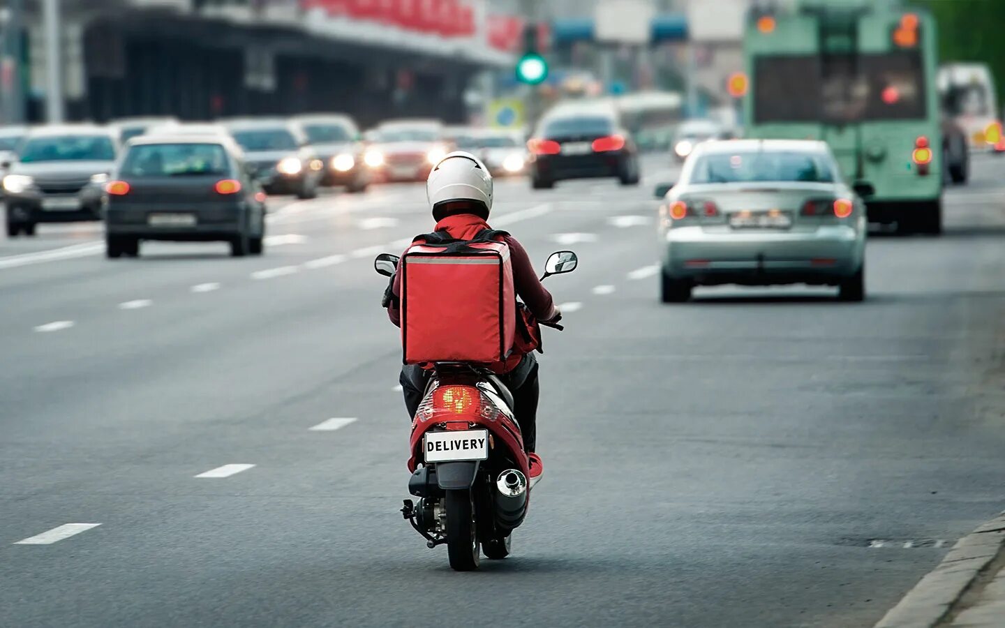 На каких скутерах можно ездить без. Мопед доставка фото. Delivery Motorcycle. Человек с рюкзаком едет на скутере.