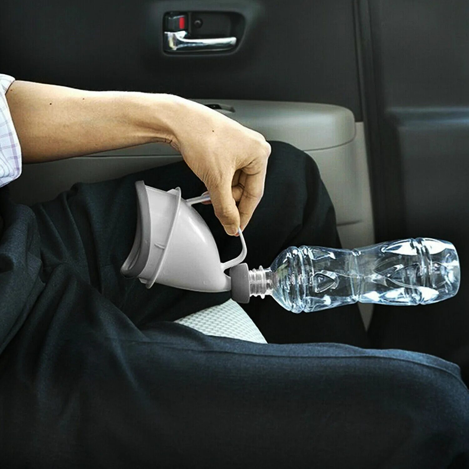 Женщина на корточках возле машины. Девушка отписалась в машине. Женский мочеприемник для водителей. Женщина писает в машине. Девушка в машине.