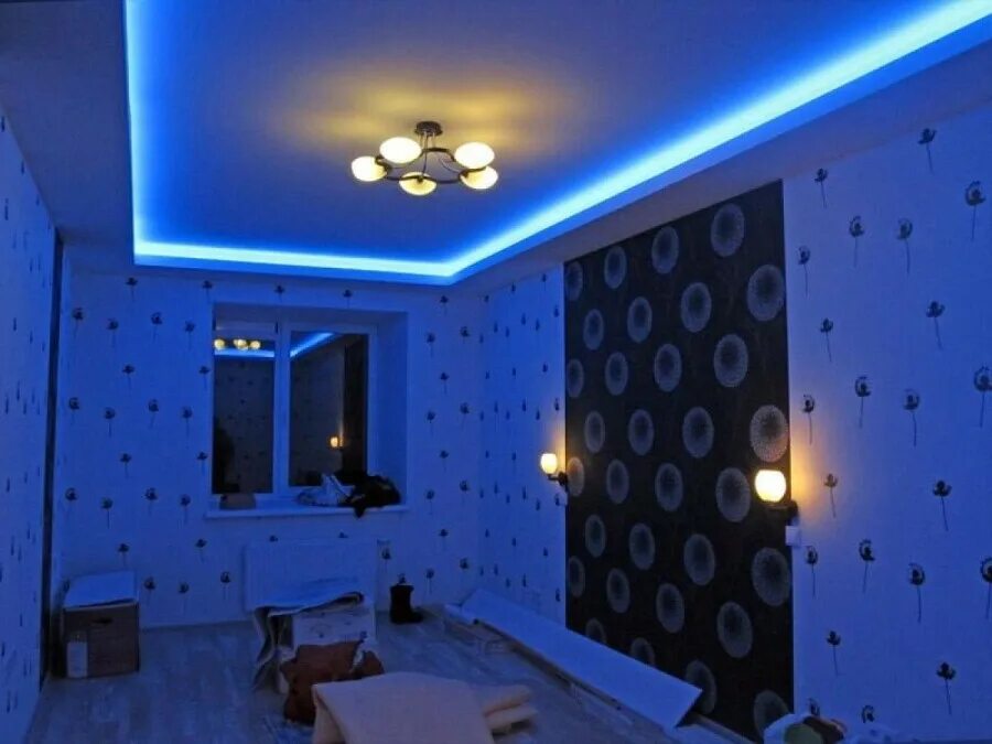 Комната со светодиодами. Светодиодная лента в комнате. Светодиодная лента на потолок. Потолок с подсветкой. Светодиодная лампа в комнату