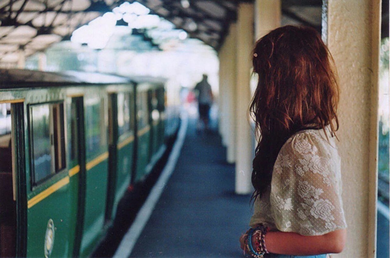 Девушка уезжает. Девушка ждет на вокзале. Девушка на вокзале. Расставание на вокзале.