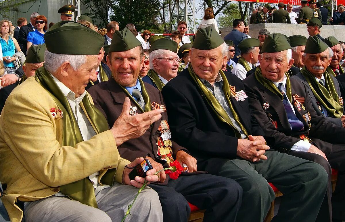 Ветеран вспоминает. День Победы в лицах. Фото ветеранов. Ветераны социальная группа. 2015 год ветеранов