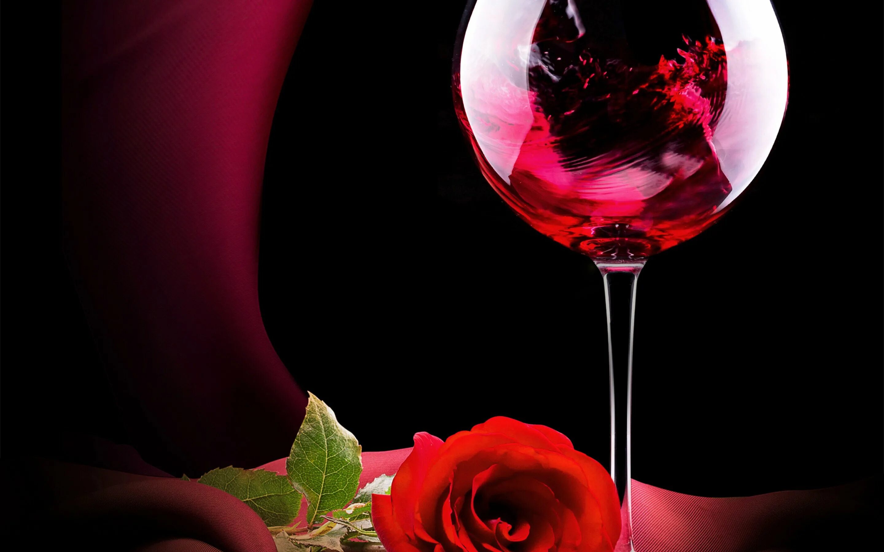 Красивые бокалы. Вино и цветы. Бокал вина.