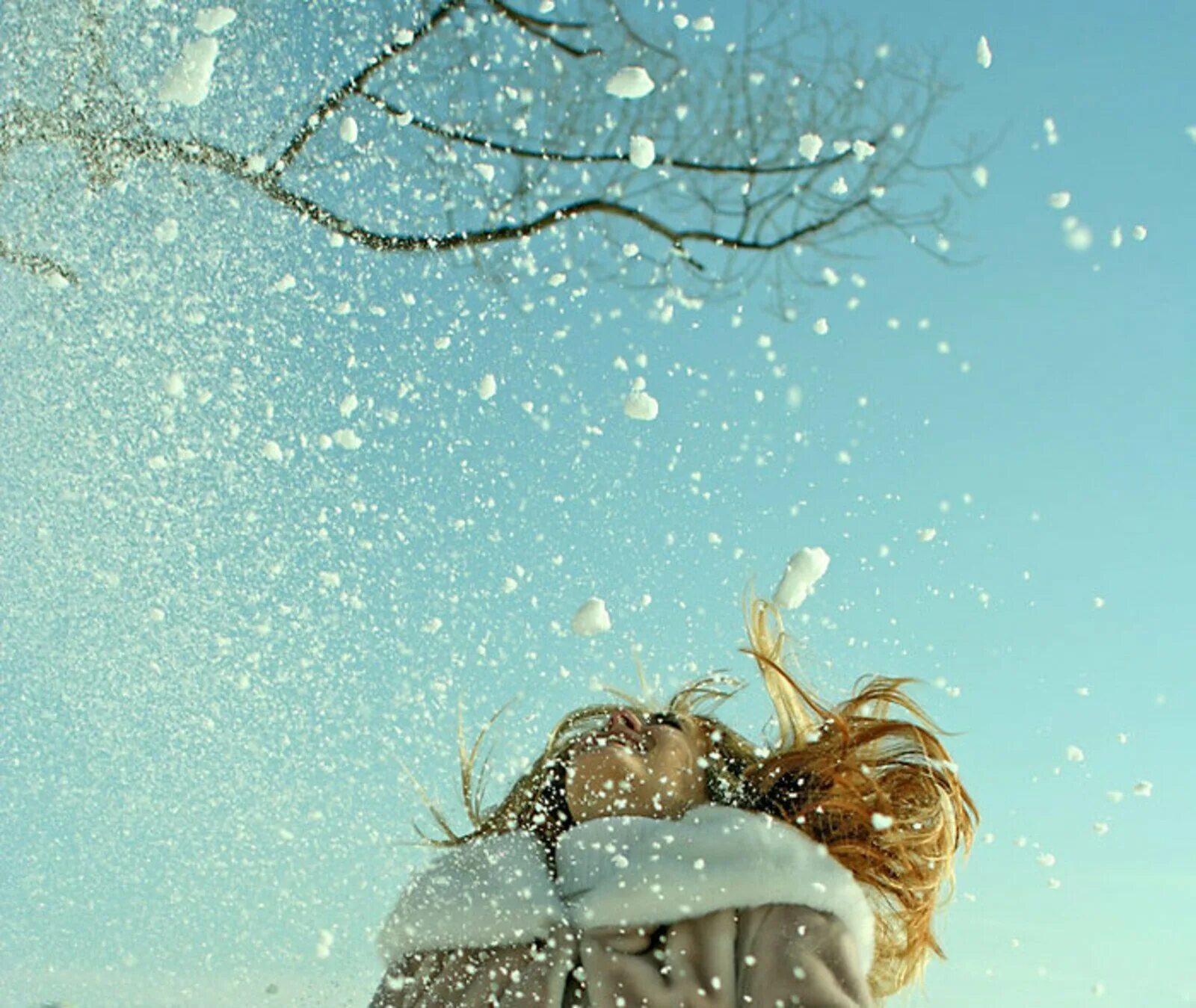 Пусть догонит. Зимнее счастье. Радость зимой. Снег радость. Снегопад.