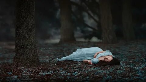 Песня она лежала на земле глазами целясь