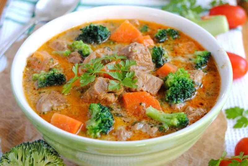 телятина с морковью сверху. тушеная говядина с брокколи и морковью. говядина со стручковой фасолью. тушеные брокколи морковь. хе из говяжьего сердца.