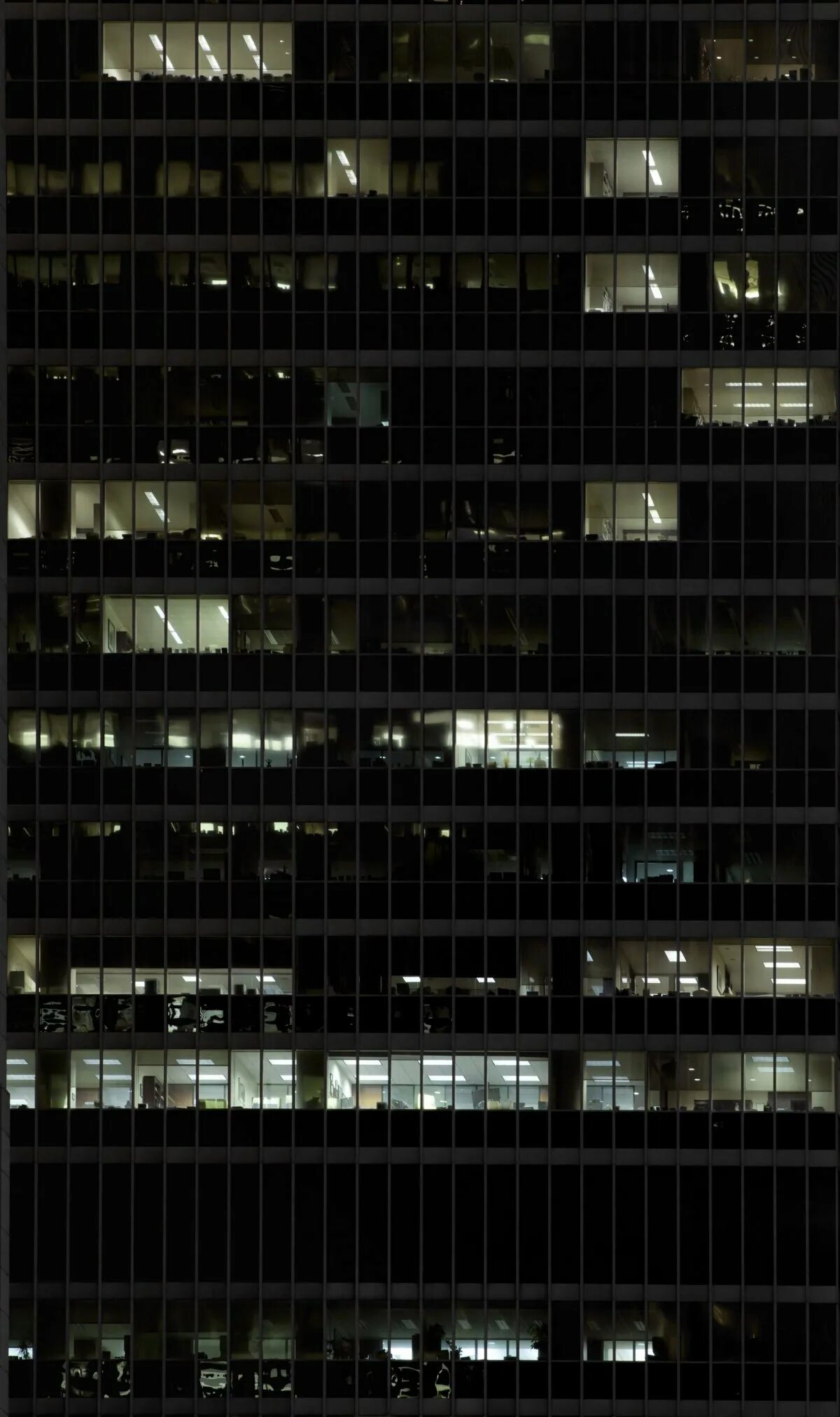 В окнах высотных зданий. Окна небоскреба ночью. Многоэтажка окна ночью. Текстура здания. Текстура фасада здания.