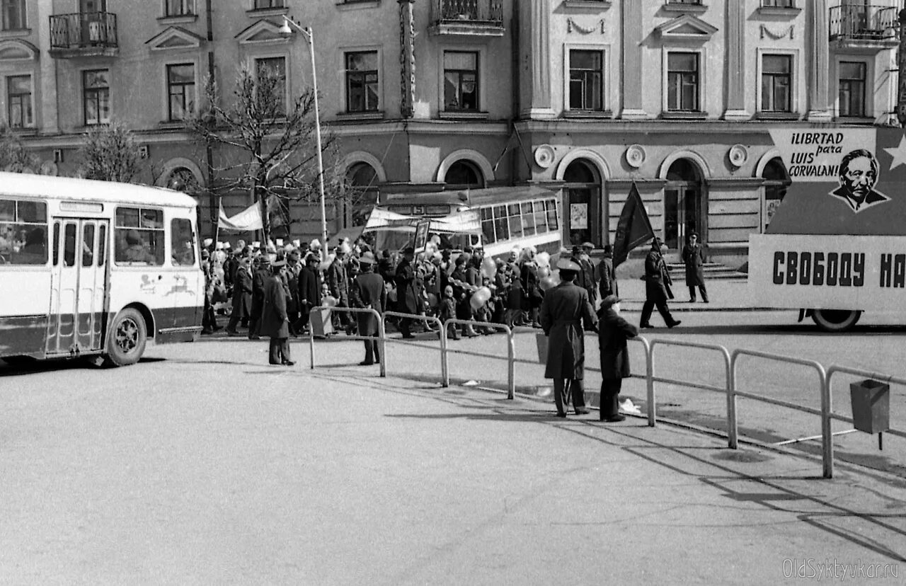 1 мая 1972 года. Старый Сыктывкар в фотографиях. Сыктывкар в 1972 году. СССР Сыктывкар. 1 Мая 1972.