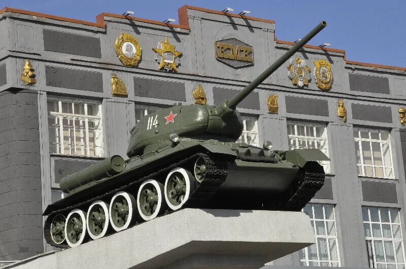 Площадь побед кмк новокузнецк. Танк т-34 новокузнецк. Площадь побед новокузнецк на 9 мая. Поликлиника площадь побед новокузнецк. Площадь побед 2 новокузнецк.