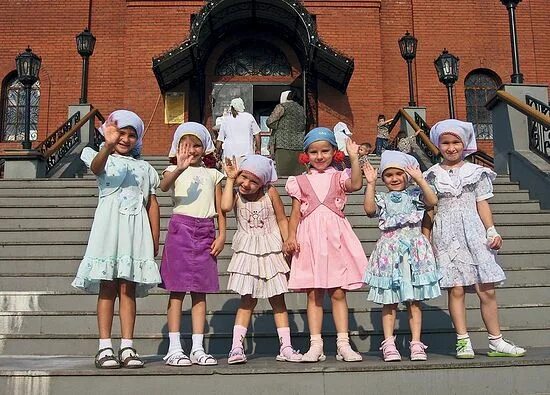 ано "центр поддержки многодетных и приемных семей "мы. олеся лихунова дети. дети из приемных семей. дети в детском доме семейного типа. очередь приемные дети.