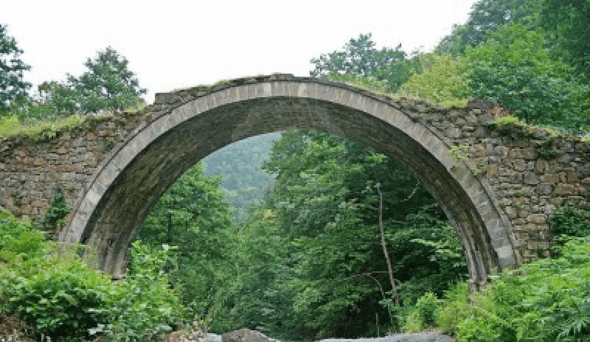 Арочный каменный мост Кобулети. Каменный арочный мост Цхемвани. Каменный сводчатый мостик. Арочныйкаменый мост Даугавпилс.