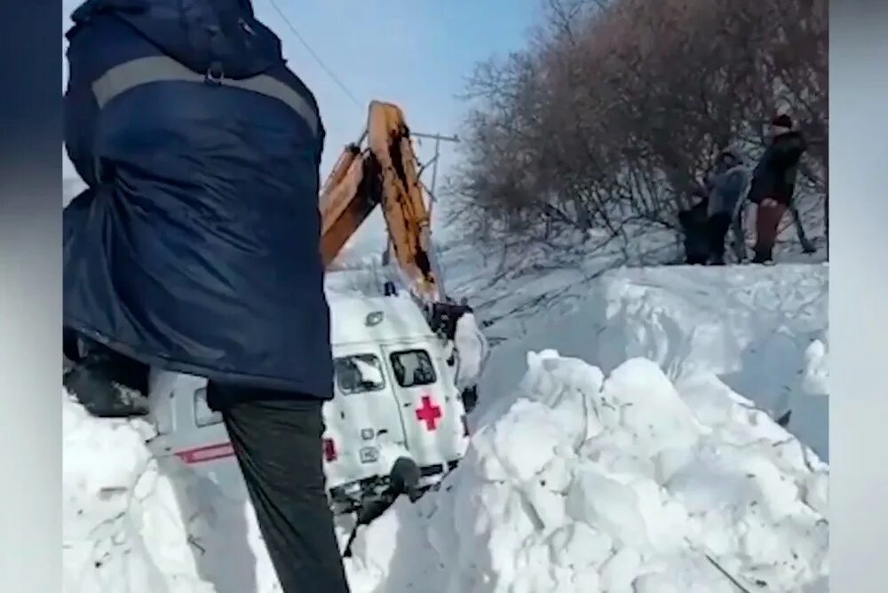 Выпавший снег замело. Сахалин завалило снегом. Сугробы на Сахалине. Снег на Сахалине. Сахалин замело.