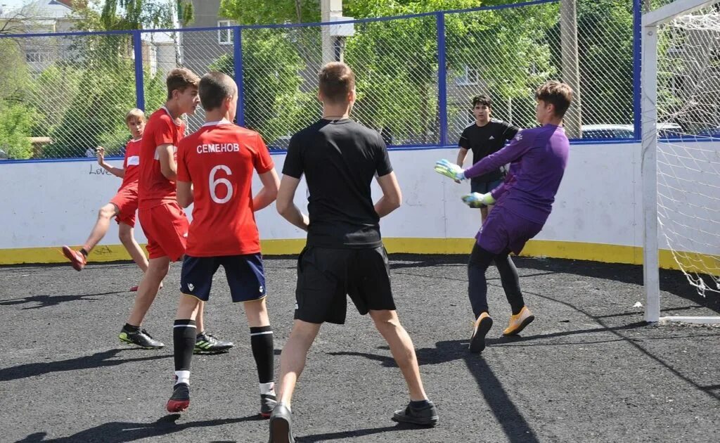 Турнир дворовый футбол. Кубок дворового футбола. Детский дворовый футбол. Турнир дворовый футбол. Дворовый футбол фото.
