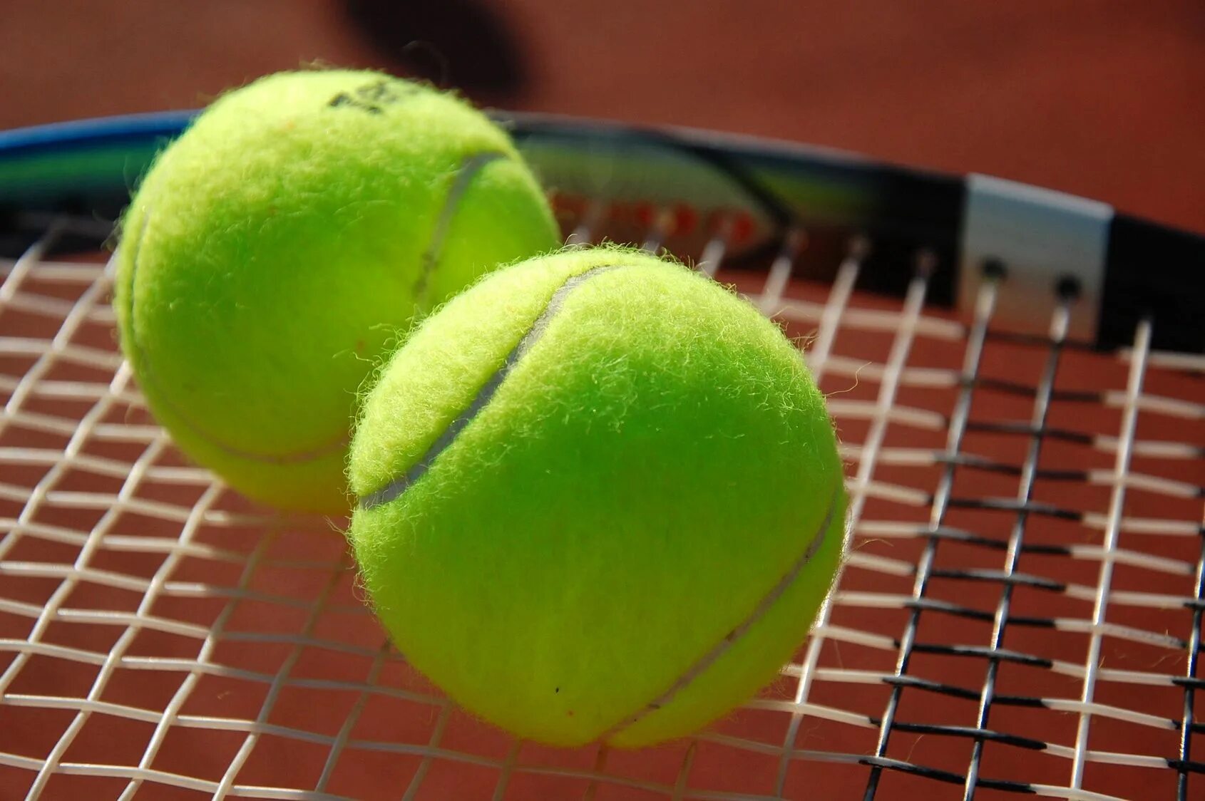 Теннисный мяч на столе. Теннисный мяч. Теннисный мячик двойной. Теннисные шарики для большого тенниса. Два теннисных мяча.