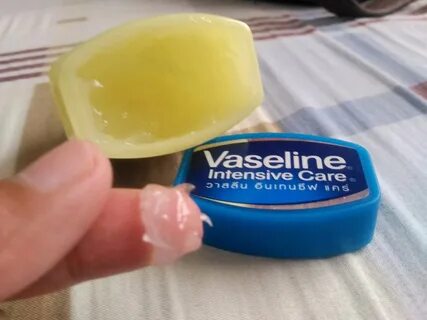 Mrs Fara : Vaseline - Menghilangkan bibir kering dengan pantas.