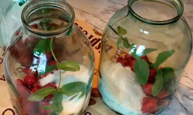 Клубничный компот на зиму в 3 х. Компот из мяты на зиму. компот из клубники на зиму на 3 литра. компот с клубникой и мятой на зиму. компот мохито на зиму с мятой.