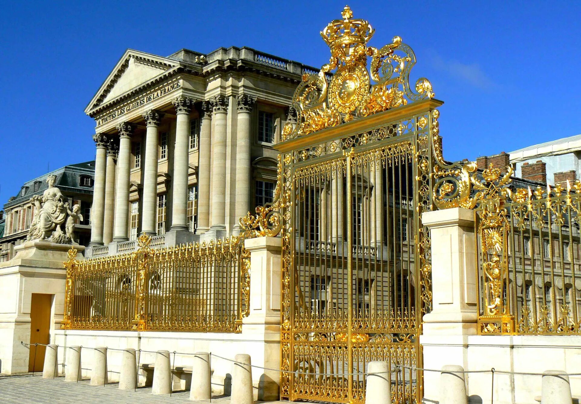 Королевский версаль. Версальский дворец Версаль Франция. Франция Барокко Версальский дворец. Королевские ворота Версальский дворец Франция. Королевские ворота Версаль Франция.
