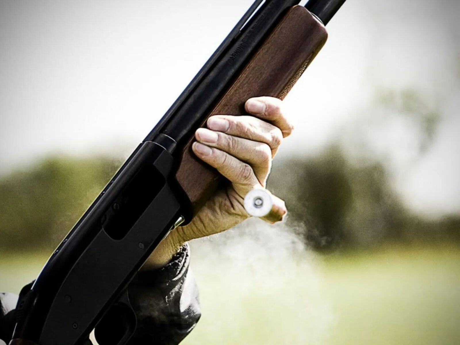 Дробовик в руках. Ружье в руках. Ружье в руках. Дробовик в руках. Охотник с ружьем в руках.