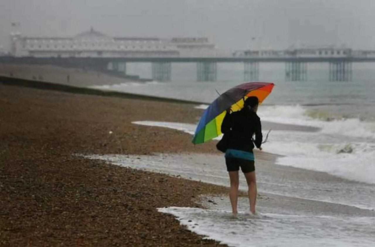 Rain beach. Дождь на пляже. Брайтон Бич дождь. Песчаный пляж в дождь. Beach weather.