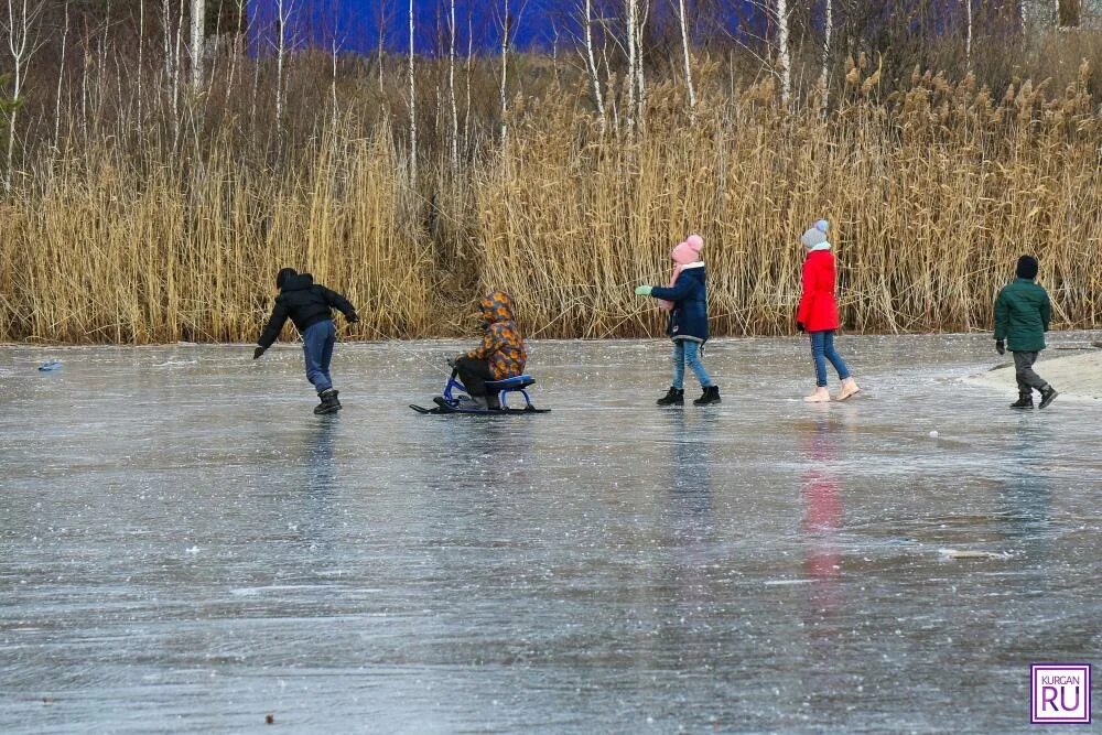 Человек шел через реку. Тонкий лёд на реке. Дети на льду. Река для детей. Лед на реке.