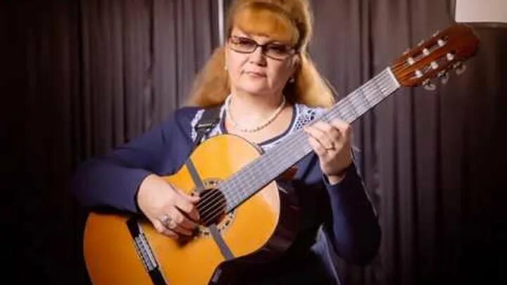 Девушки поют под гитару армейские. Бабушки песни под гитару. Девушка с гитарой. Певица поющая под гитару. Детские песни под гитару для начинающих.