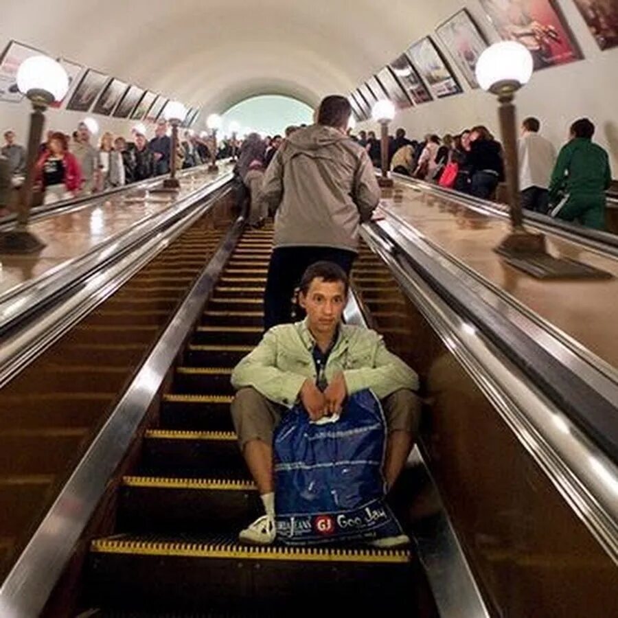 Эскалатор метрополитена поднимает стоящего. Метро Киевская эскалатор. Эскалаторы Московского метро. Эскалатор в метро. Люди на эскалаторе в метро.