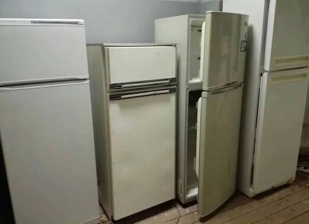 Нерабочий холодильник. Куда сдать холодильник б. Утилизаторы холодильников. Выкуп старый холодильник. Бэушный холодильник маленький.