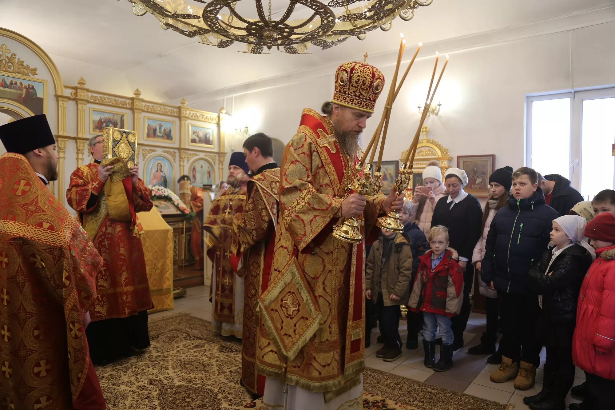 иерей иоанн цьока. коммунарка храм служба. отец иоанн цьока в коммунарке. звонница храма преображения господня в коммунарке. коммунарка храм служба.