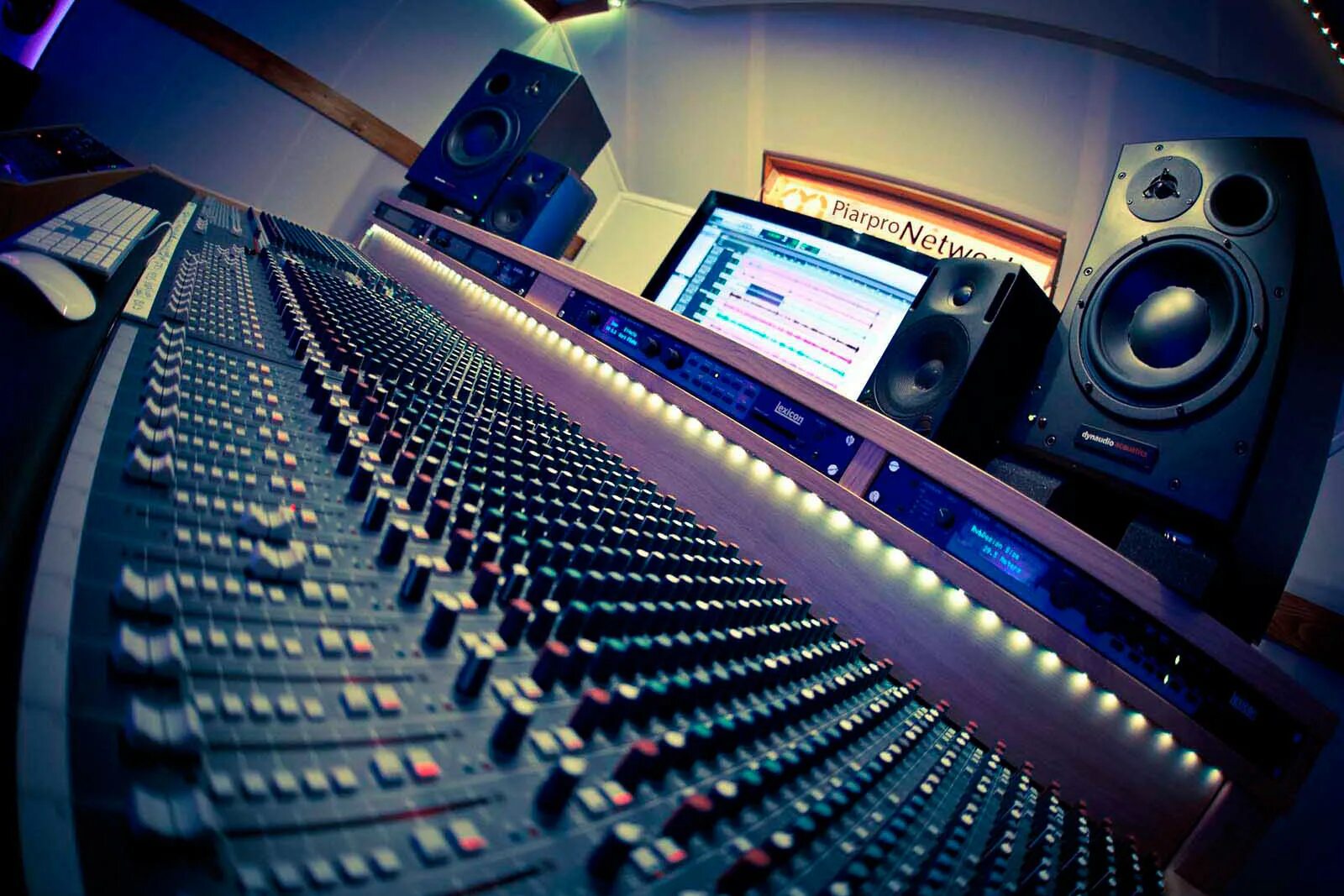 С использованием аудио и видео. С использованием аудио и видео. С использованием аудио и видео. Экскурсия аудиогид. Микшер студия.