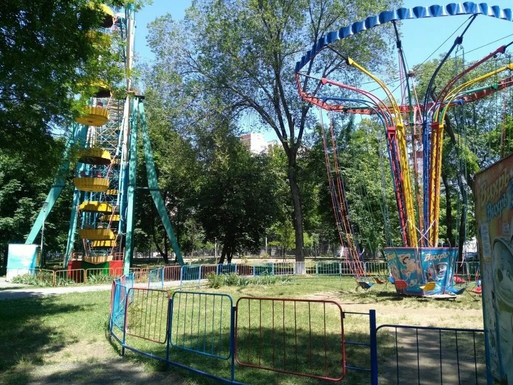 Карусели в парке островского ростов. Аттракционы в парке революции ростов. Парк имени чуковского в ростове. Парк островского аттракционы. Парк революции ростов аттракционы.