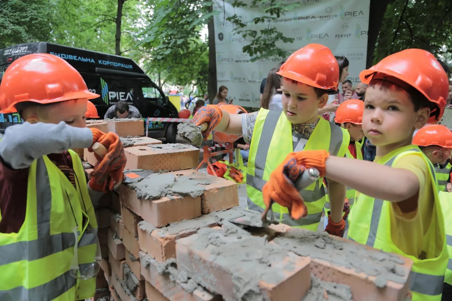 Видео работают дети. Физический труд детей. дети работают. дошкольники трудятся. трудящиеся дети.