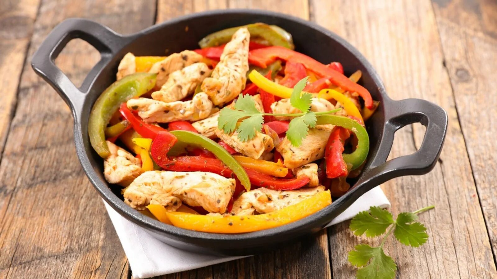 Куриное филе с перцем на сковороде. Куриная фахита. куриный фахитас. курица с овощами. куриное филе с болгарским перцем.